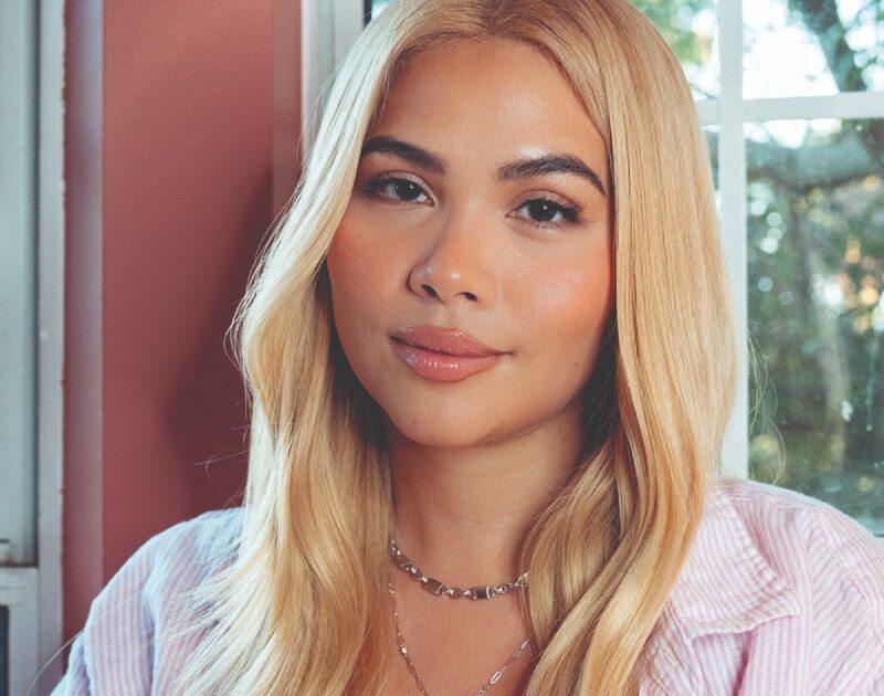 Hayley Kiyoko lança romance queer vitoriano: ‘Queria ter lido na infância’