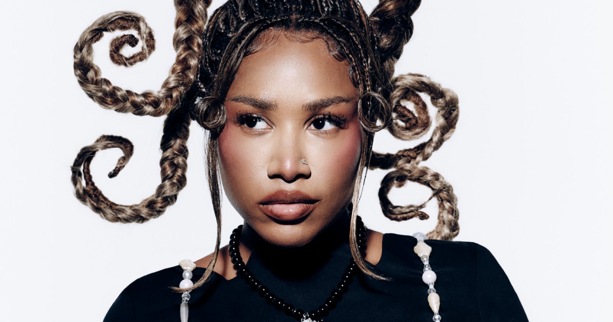 Ebony adiciona sete faixas e entrega a versão 'De Luxo' de 'KM2' 3 Ebony