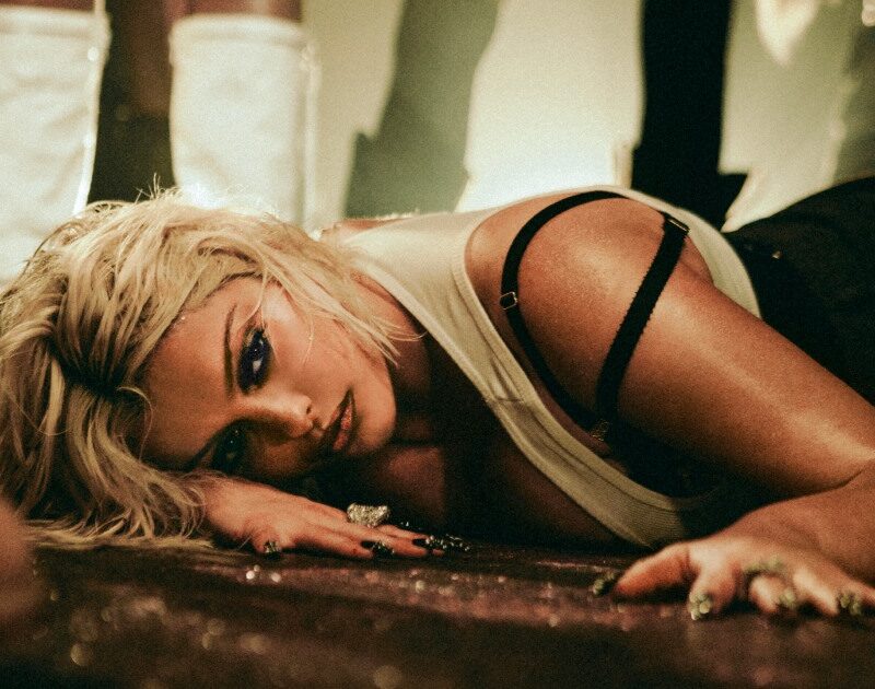 Bebe Rexha lança remixes de ‘Sad Girls’ e estreia no Tomorrowland