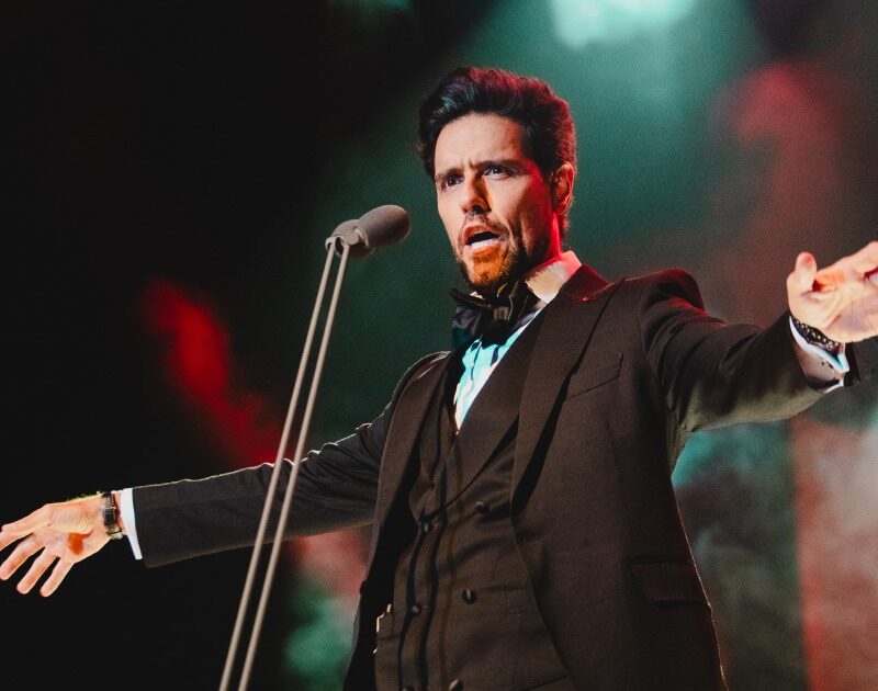 ‘Vale Tudo’ a ‘Esperança’: Thiago Arancam homenageia novelas em show inédito