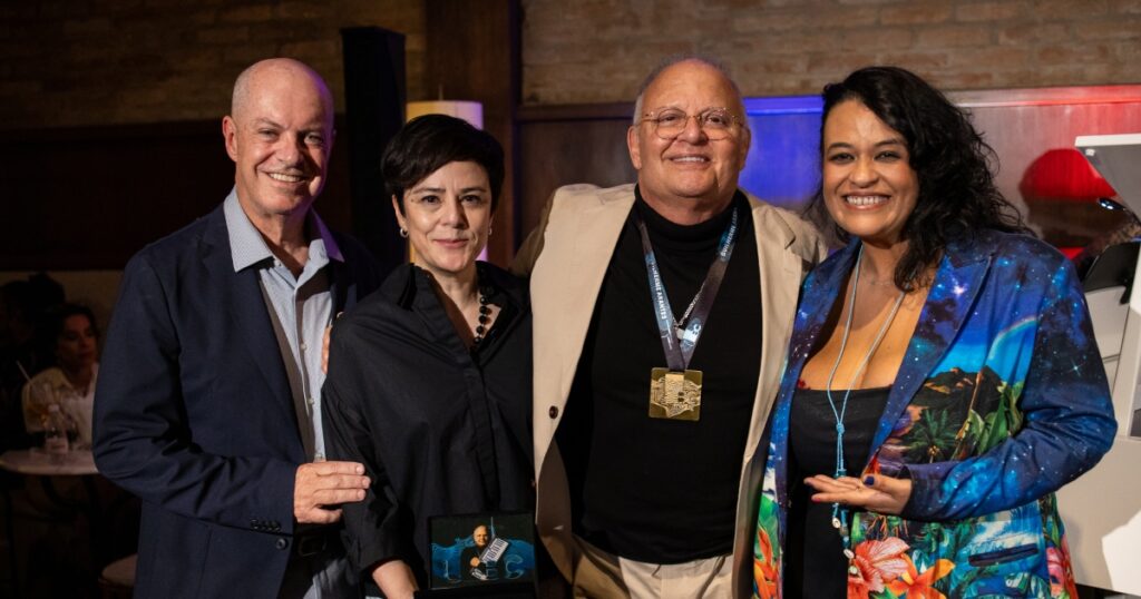 Guilherme Arantes recebe medalha da UBC de Marcelo Castello Branco, Fernanda Takai, Tulipa Ruiz (Rafael Sonho Real/UBC/Divulgação)
