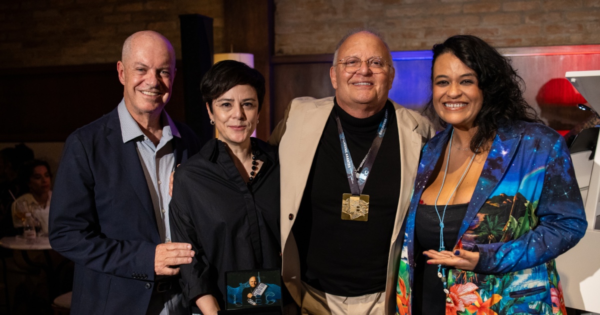 Guilherme Arantes recebe medalha da UBC de Marcelo Castello Branco, Fernanda Takai, Tulipa Ruiz (Rafael Sonho Real/UBC/Divulgação)