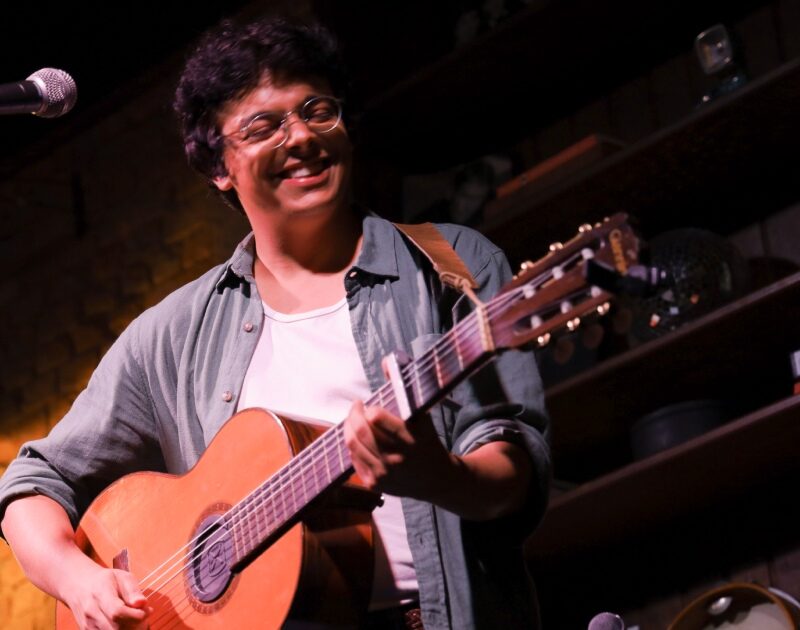 Tuca Oliveira traz sua MPB solar e afetiva para o Billboard Descobre