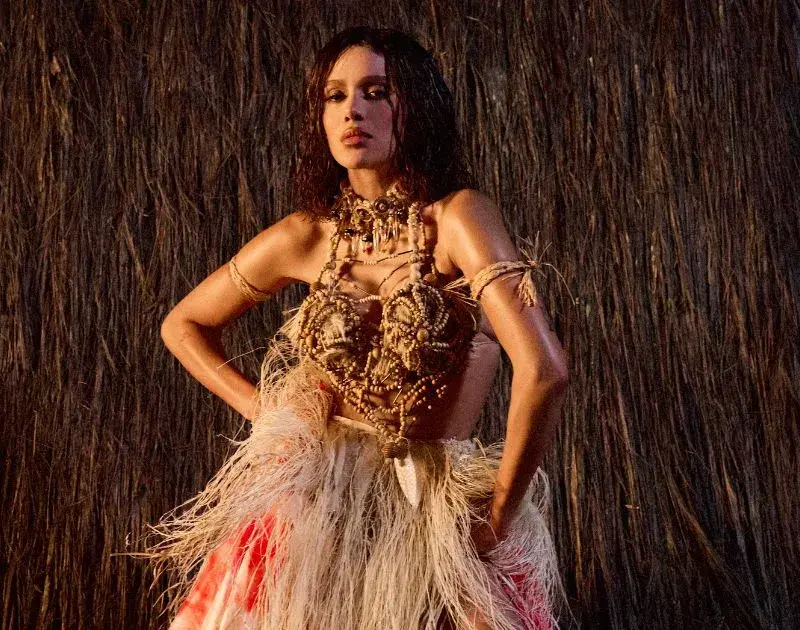 Anitta estreia parceria com Shakira em ‘Choka Choka’; ouça