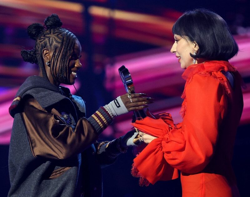 Lady Gaga e Doechii lançam single para trilha de ‘O Diabo Veste Prada 2’