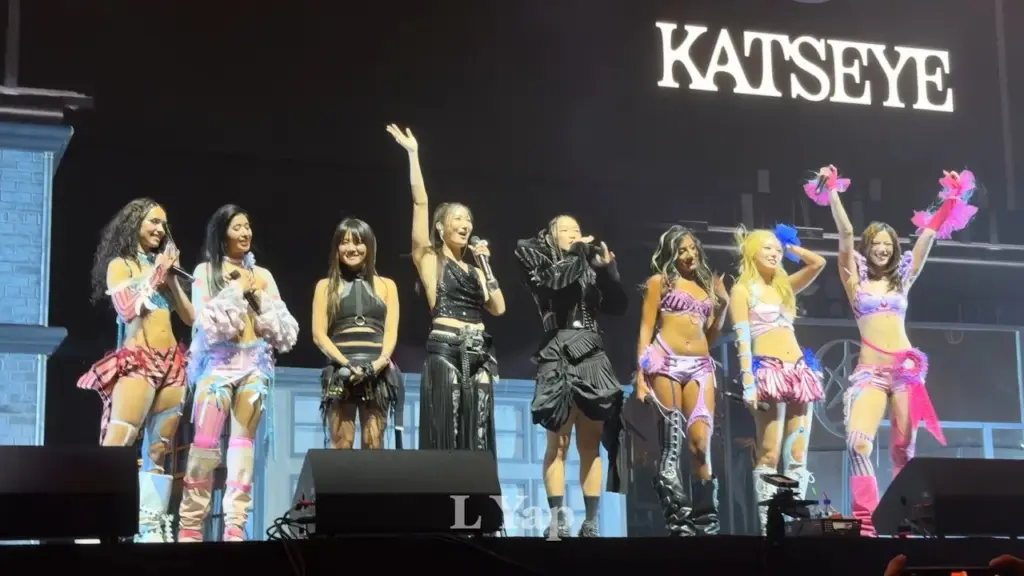 Coachella 2026 com surpresas e 'Guerreiras do K-pop': veja resumo do 1º dia 1 Katseye e HUNTR/X no Coachella 2026 (Reprodução YouTube)