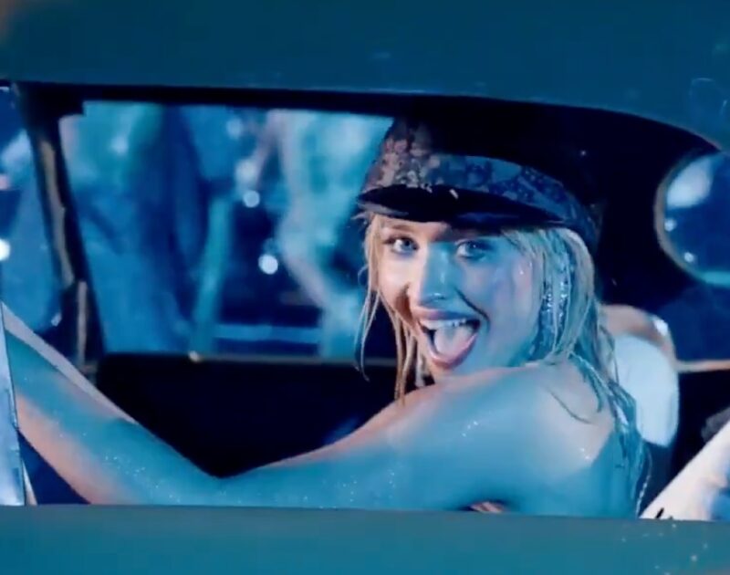 Sabrina Carpenter leva Hollywood e leques ao Coachella 2026