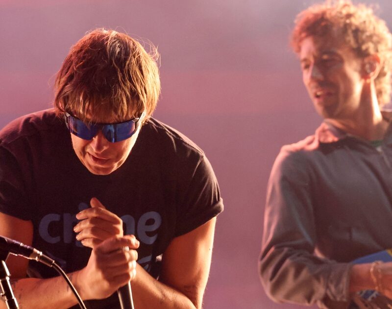 The Strokes adiam álbum e anunciam show épico em Nova York