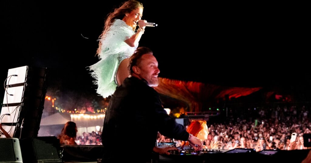Jennifer Lopez surpreende no show de David Guetta no Coachella 1 JLo e o DJ David Guetta no Coachella 2026 (Divulgação)