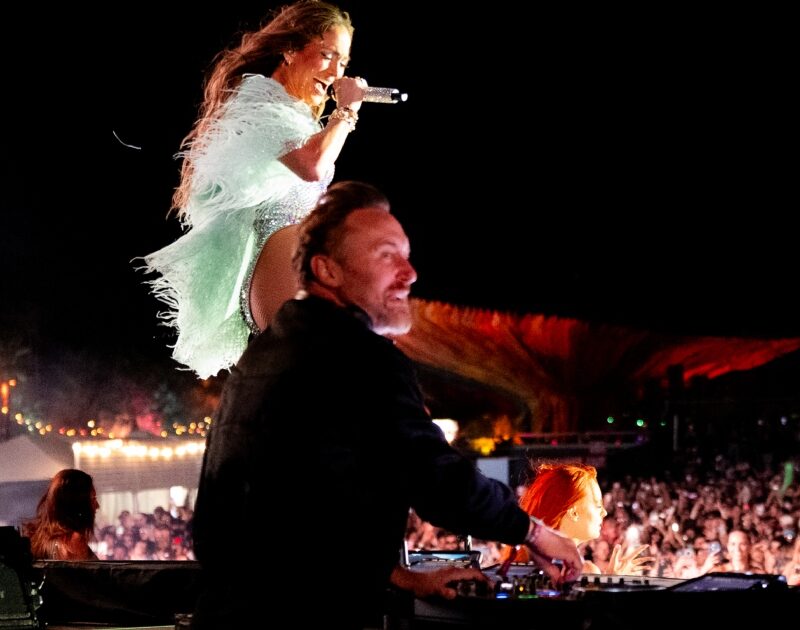Jennifer Lopez surpreende no show de David Guetta no Coachella