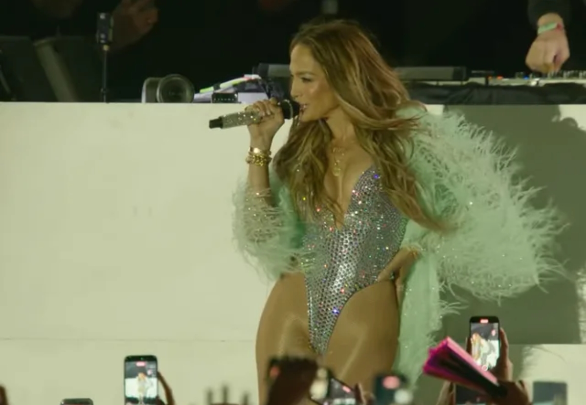 Jennifer Lopez surpreende no show de David Guetta no Coachella 2 Jennifer Lopez no Coachella 2026 (Reprodução YouTube)
