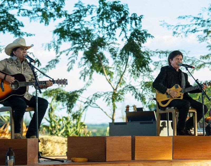 Chitãozinho e Xororó revisitam clássicos em ‘Meninos de Roça – Vol 2’