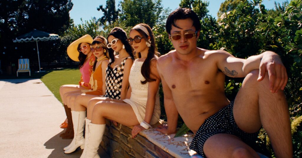 Cena de 'Madwoman', clipe de Laufey