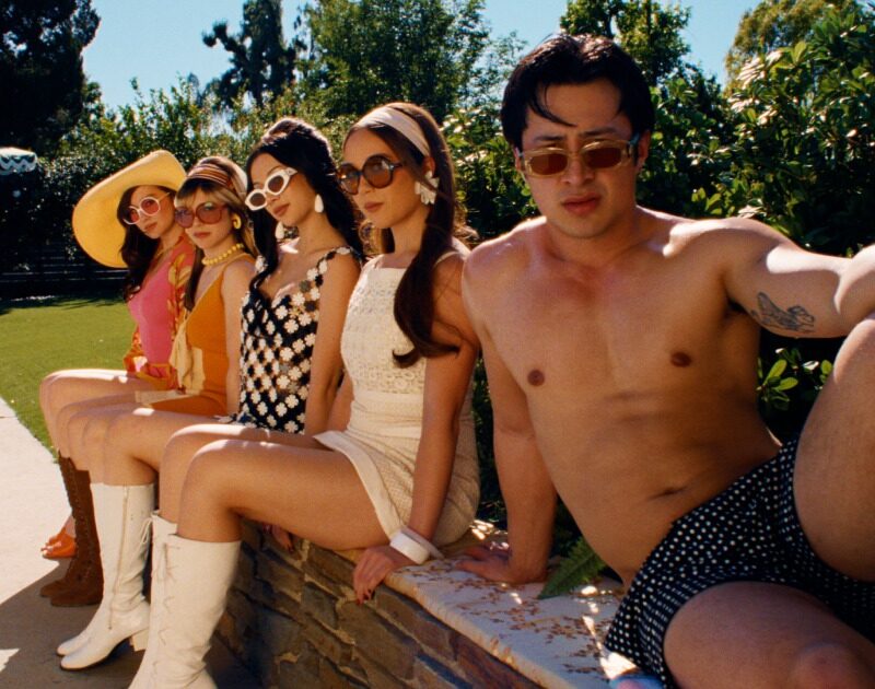 Megan, do KATSEYE, estrela clipe de Laufey com mais personalidades