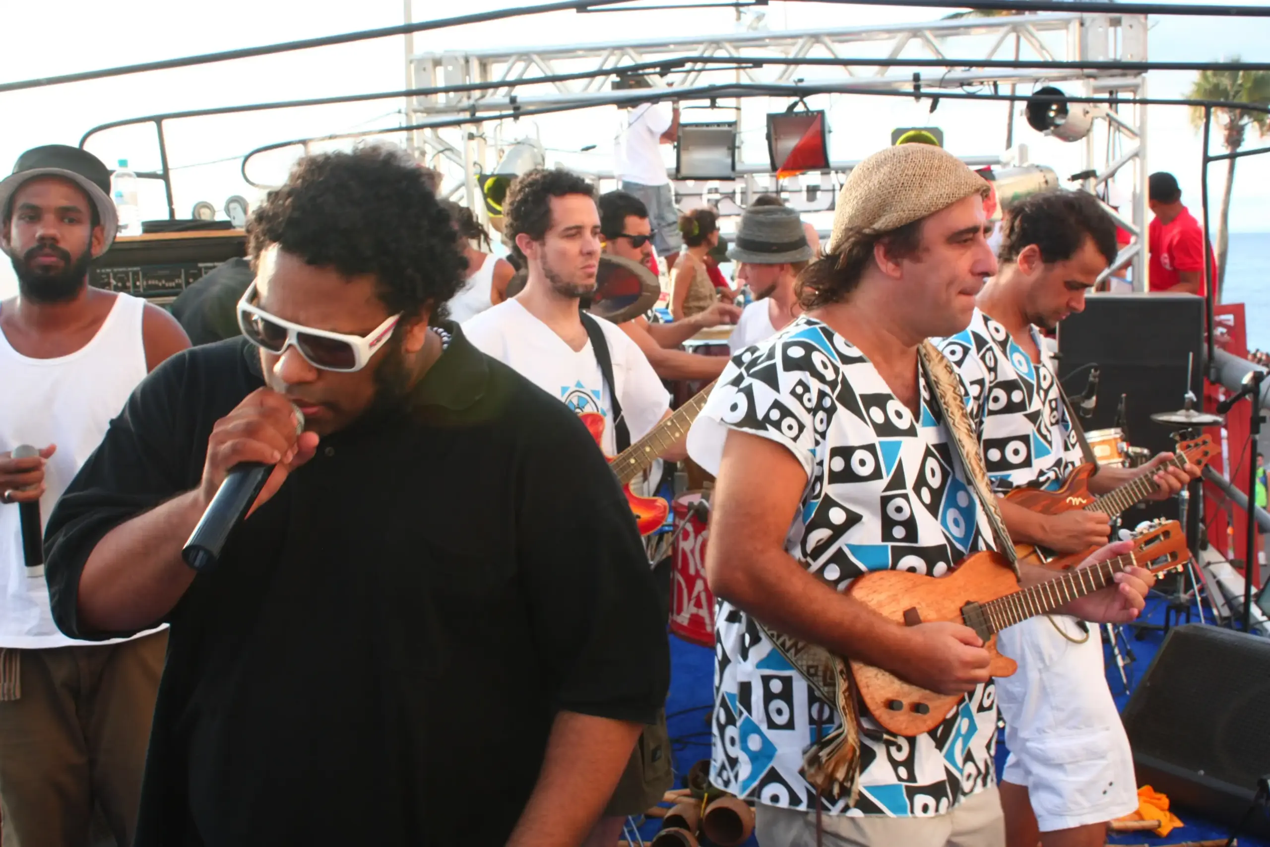 No Carnaval 2010, Russo Passapusso, BNegão e Roberto Barreto no show em homenagem a Ramiro Musotto (Filipe Cartaxo/Máquina de Louco)