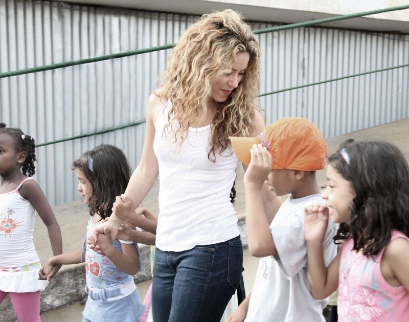Além dos palcos, Shakira lidera fundação que criou 22 escolas na Colômbia