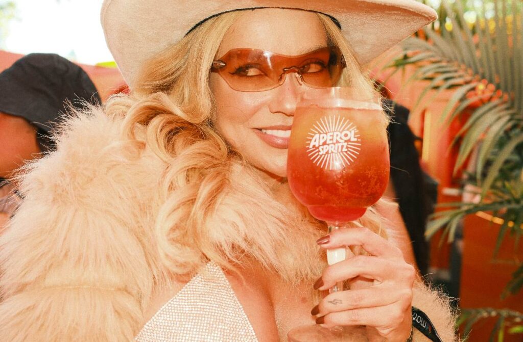 Quando o sol baixa, o Coachella muda de tom e a Aperol assume o palco 1 Gabi Lopes (João Almeida)