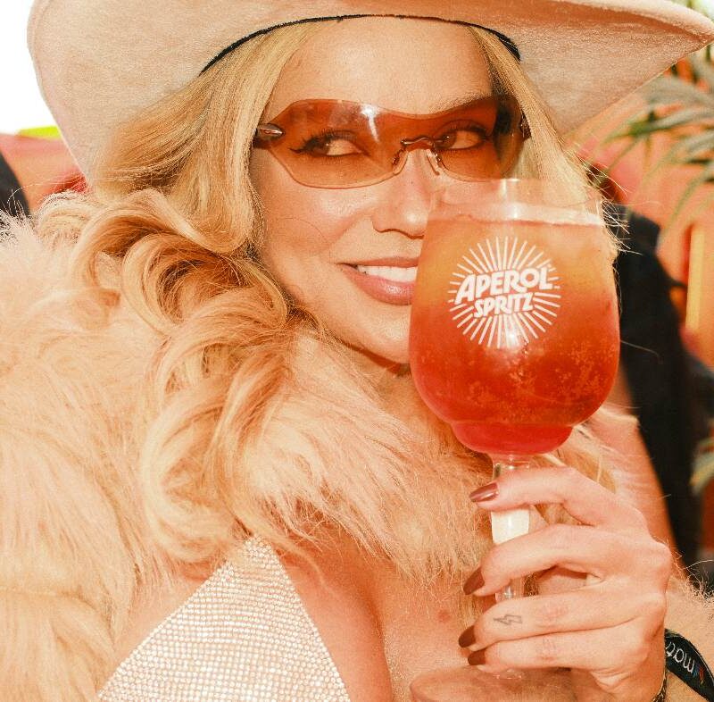 Quando o sol baixa, o Coachella muda de tom e a Aperol assume o palco