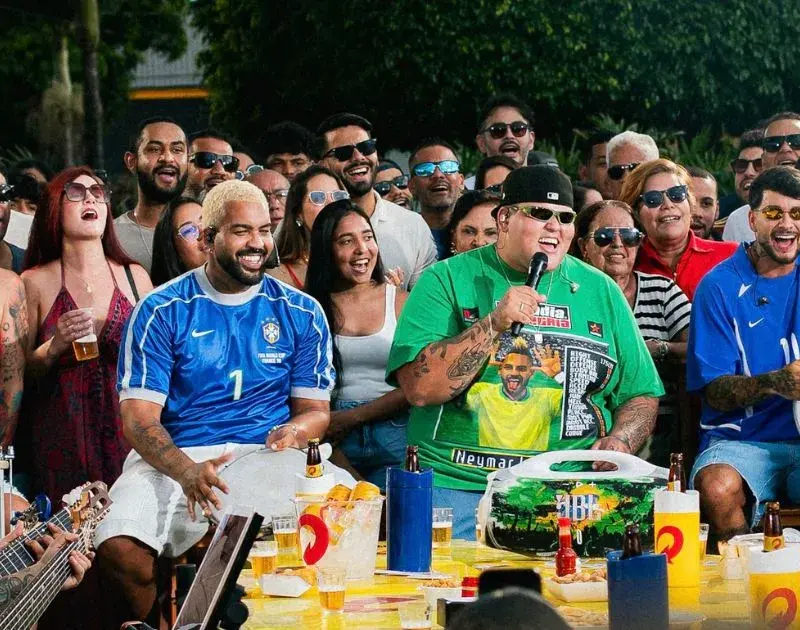 Menos é Mais grava clipe de ‘Champanhe’ em clima de Copa