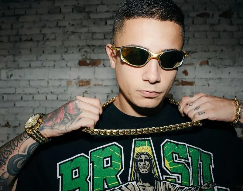 MC Hariel explora contradições do Brasil em videoclipe de ‘País da Maracutaia’