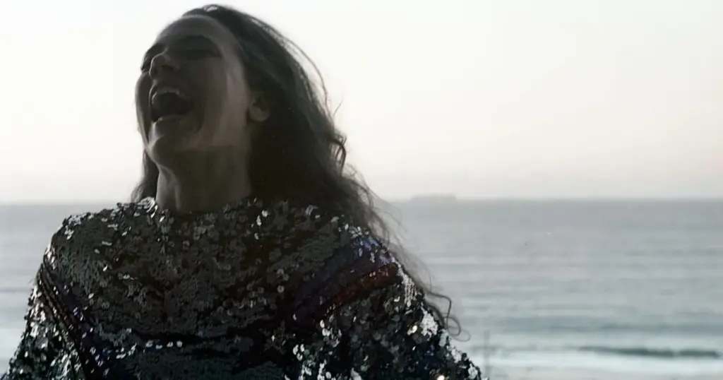 Tie foto Indira Dominici