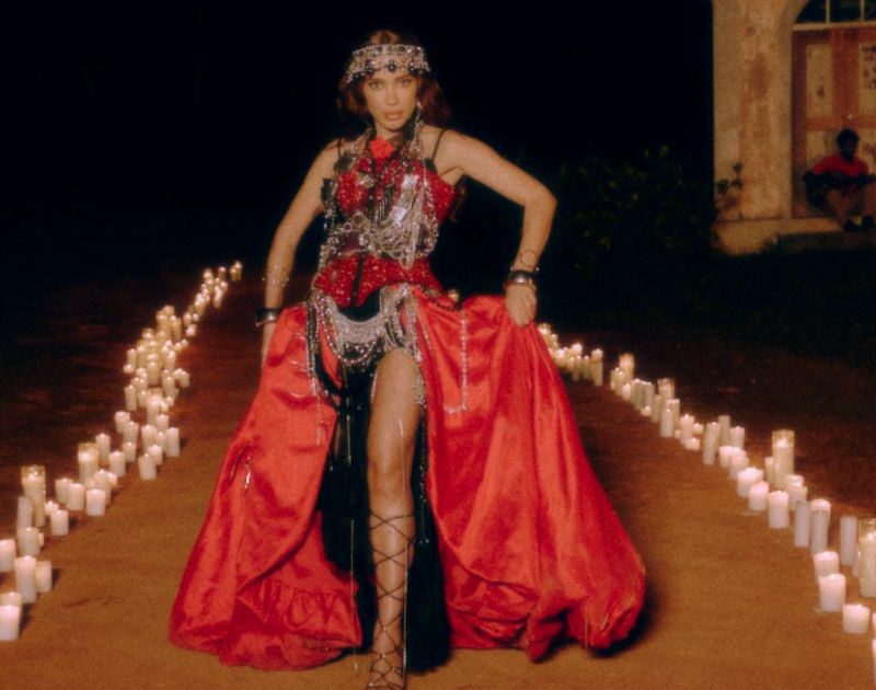 Anitta lança clipe de ‘Desgraça’ e traz Pombagira, candomblé e brasilidade