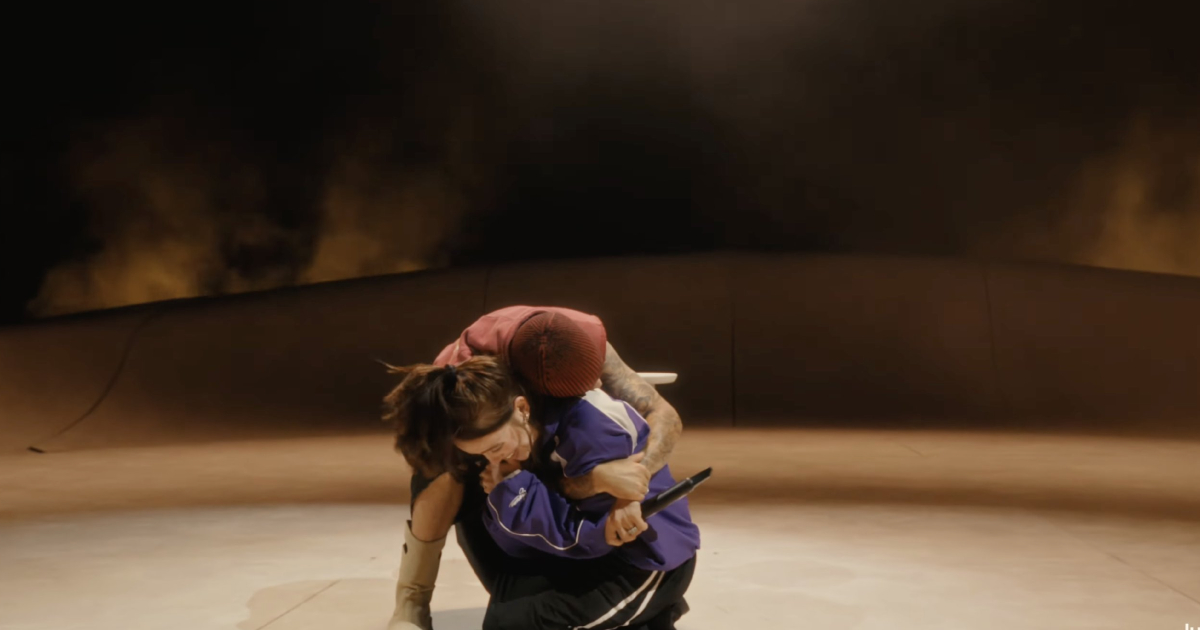 Justin Bieber abraça Billie Eilish no Coachella 2026 (Reprodução YouTube)