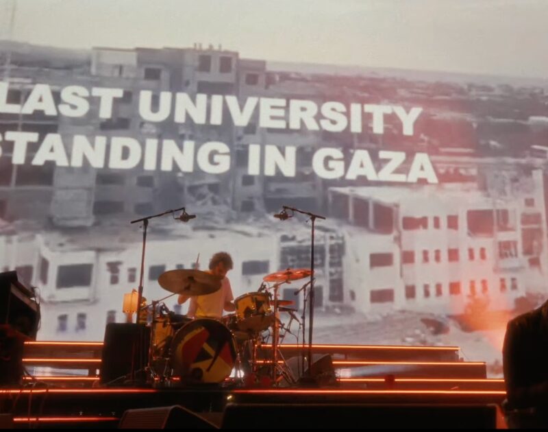 The Strokes encerra Coachella com protesto contra massacre em Gaza