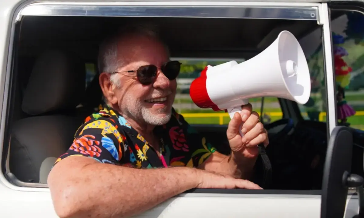 Nelson Motta anuncia line-up dpo Doce Maravilha com alto falante em um carro de som (Divulgação)