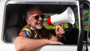 Nelson Motta anuncia line-up dpo Doce Maravilha com alto falante em um carro de som (Divulgação)