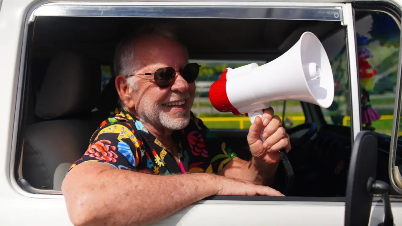 Nelson Motta anuncia line-up dpo Doce Maravilha com alto falante em um carro de som (Divulgação)