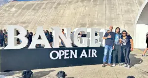 Cid Gonçalves, o filho Adrian e a mulher Marcela prestigiando o Bangers Open Air 2026 (Alexandre de Melo)