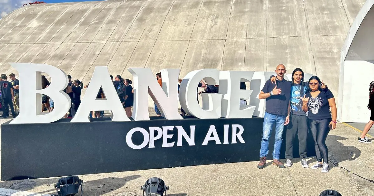 Cid Gonçalves, o filho Adrian e a mulher Marcela prestigiando o Bangers Open Air 2026 (Alexandre de Melo)