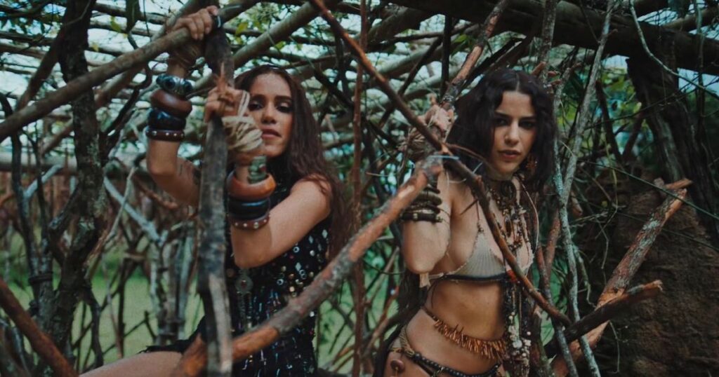 Anitta e Marina Sena no clipe de "Mandinga"