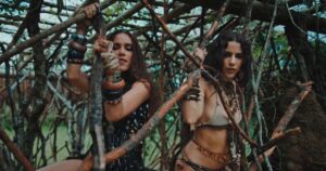 Anitta e Marina Sena no clipe de "Mandinga"