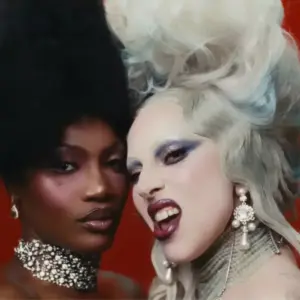 Doechii e Lady Gaga no clipe de "Runway"