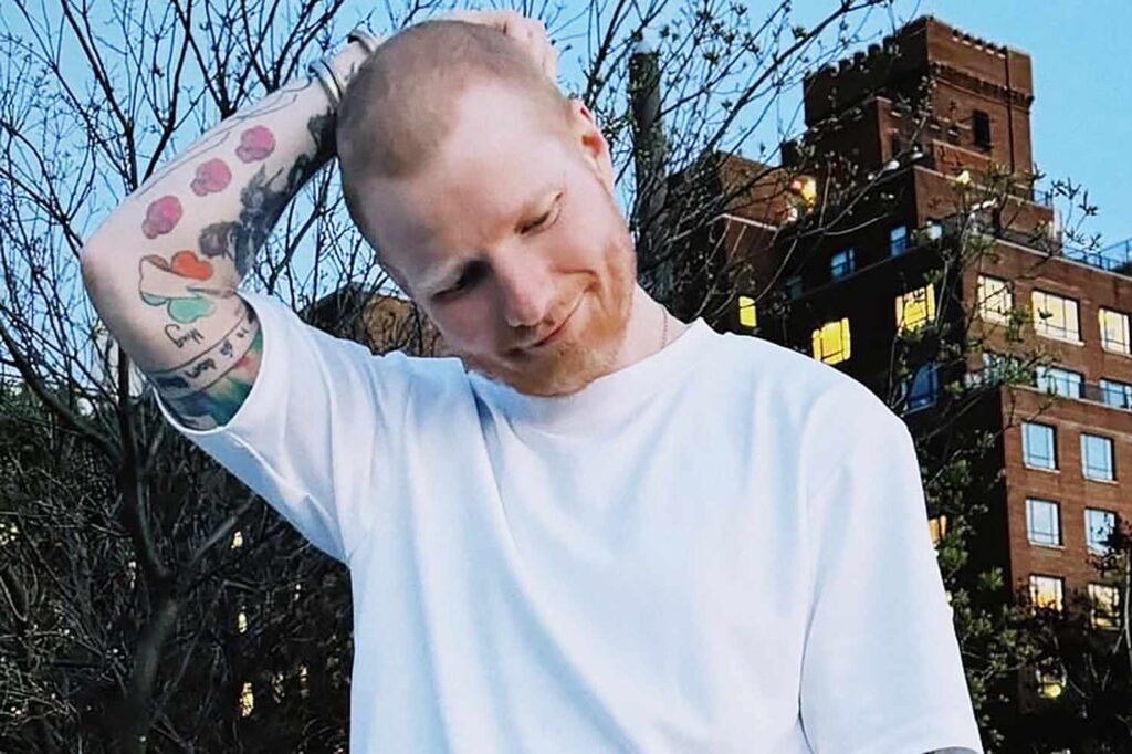 Ed Sheeran relevou novo visual com cabeça raspada