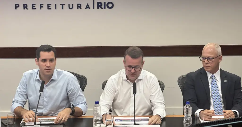 Eduardo Cavaliere, prefeito do Rio, Bernardo Fellows, presidente da Rio Tur, e Victor Carvalho, secretário de Segurança do RJ