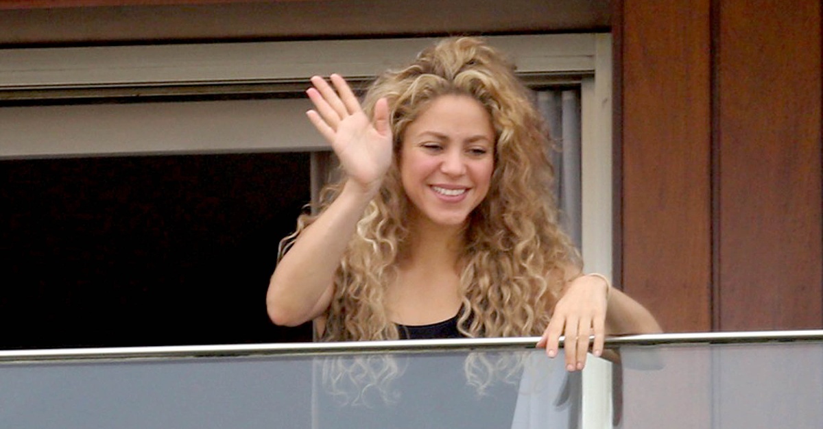 Shakira na varanda de hotel do Rio em 2013 (The Grosby Group)
