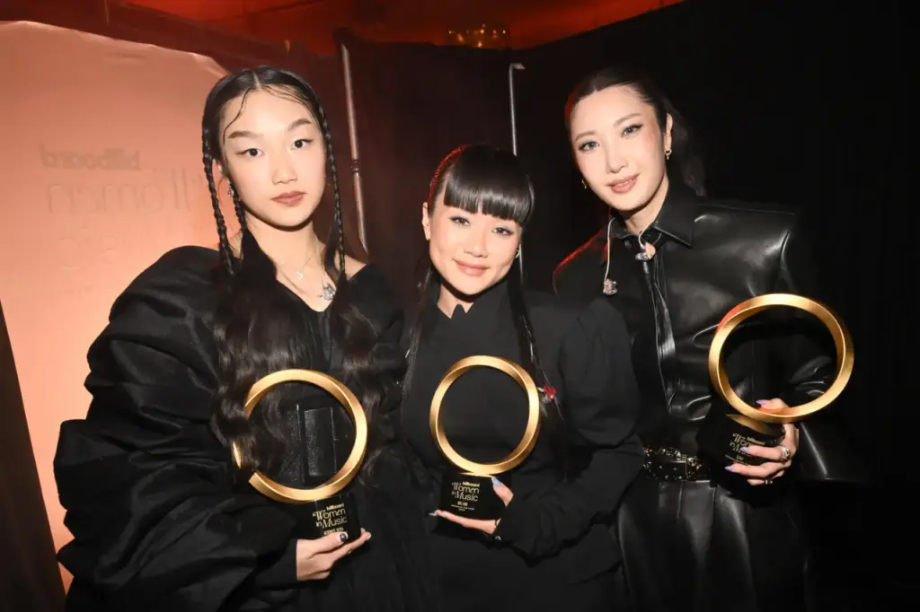 "Guerreiras do K-pop": Audrey Nuna, Rei Ami e Ejae do HUNTR/X no Billboard Women in Music 2026 held no Hollywood Palladium no dia 29 de abril de 2026, em Los Angeles, California. (Billboard)