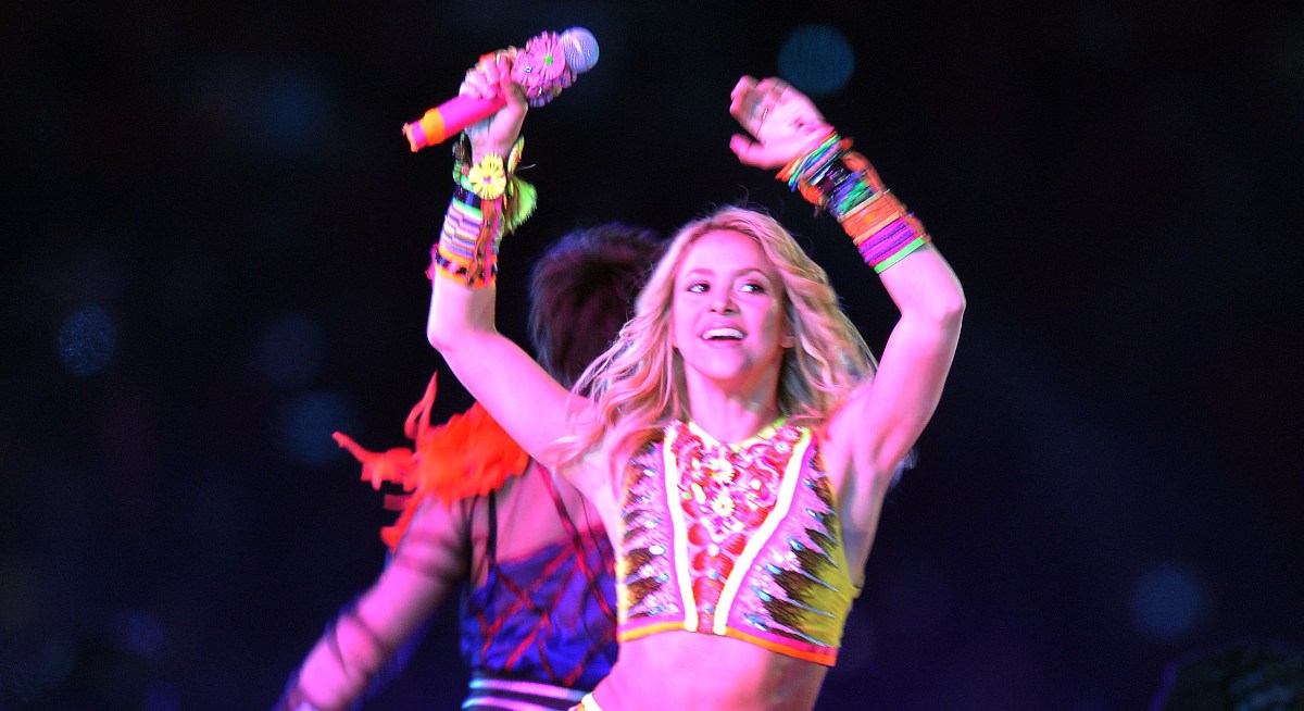 Shakira canta 'Waka Waka' na Copa de 2010 (Shutterstock)