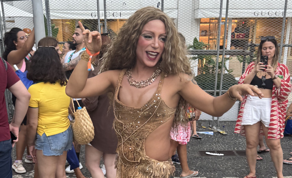 Chileno Mati Bish imita Shakira em Copacabana (Mateus Campos)