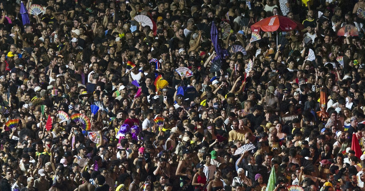 Público lota Copacabana com leques para o show de Shakira(Grosby)