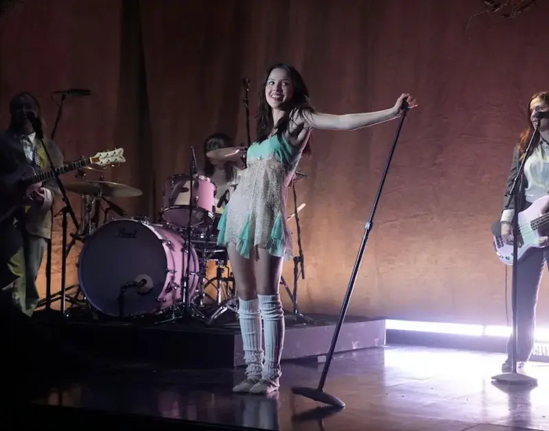 Olivia Rodrigo apresenta faixa inédita e estreia no “SNL”