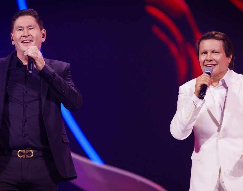 Gian e Giovani lançam parceria com Bruno e Marrone em novo DVD