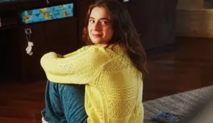 GIANA no clipe "Carinho De Deus" (Reprodução YouTube)