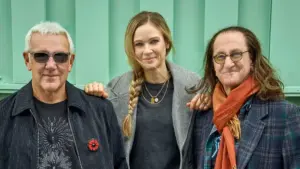 Formação atual do Rush com Geddy Lee, Alex Lifeson e Anika Nilles (Richard Sibbald/Pinterest)