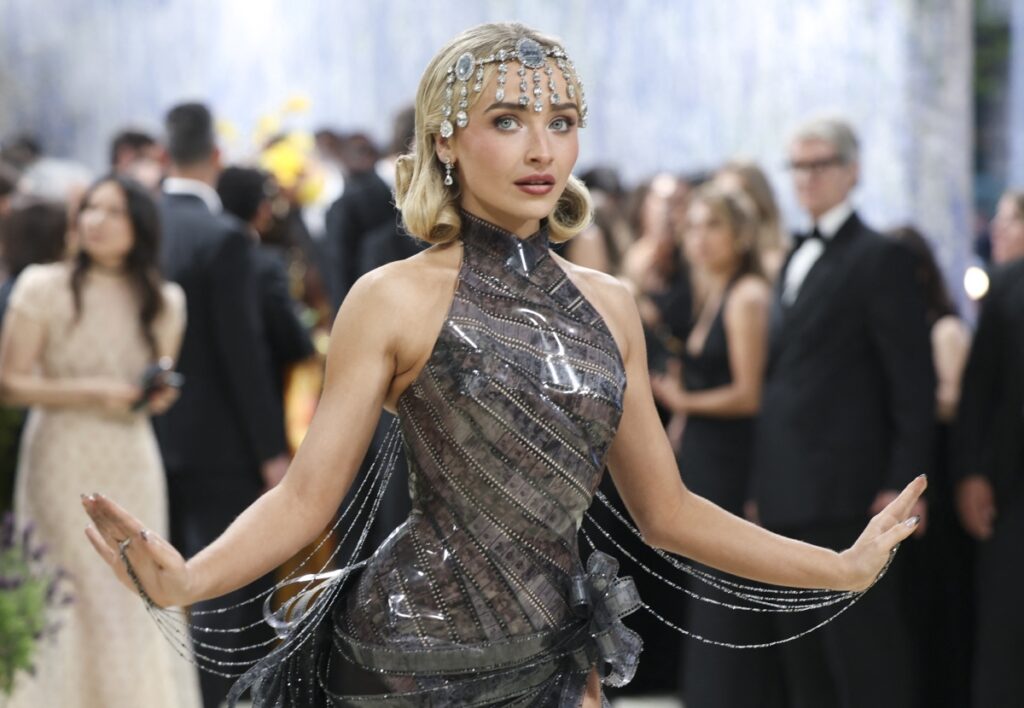 Sabrina Carpenter no Met Gala 2026 (Grosby)