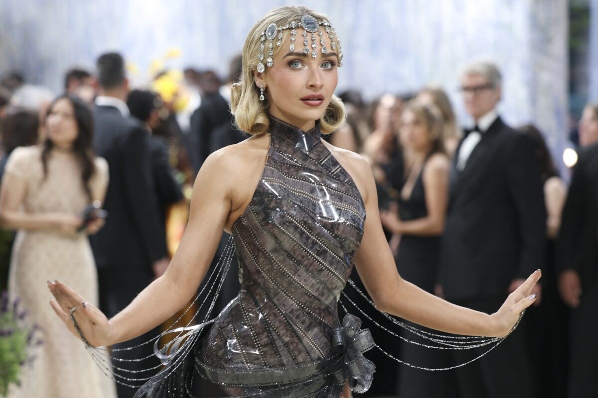 Sabrina Carpenter no Met Gala 2026 (Grosby)