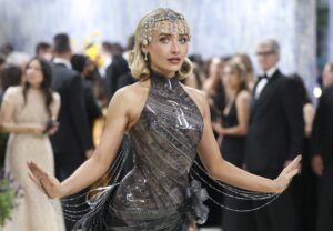 Sabrina Carpenter no Met Gala 2026 (Grosby)